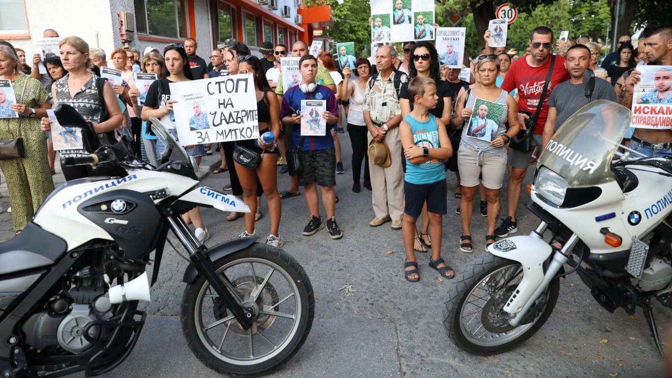 Протестиращи поискаха оставката на директора на полицията в Стамболийски