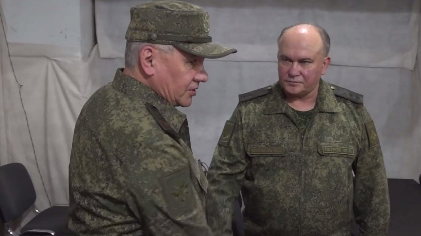 Шойгу инспектира команден център на руските войски на фронта в Украйна (видео)
