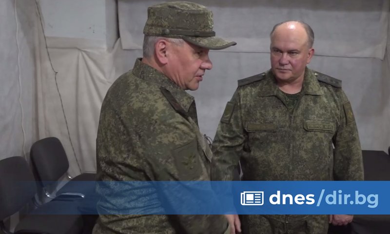 Шойгу изслуша доклад на военния командир генерал-лейтенант Андрей Мордвичев, на