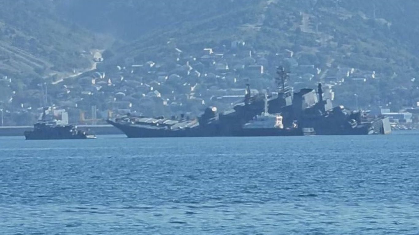 Морски дронове са повредили голям руски десантен кораб в залива на Новоросийск (видео)