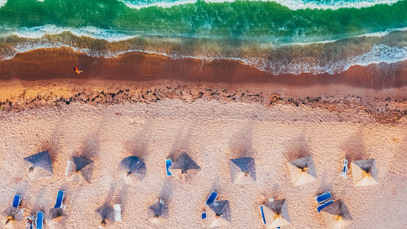 16 души са арестувани в Гърция заради незаконни чадъри и шезлонги