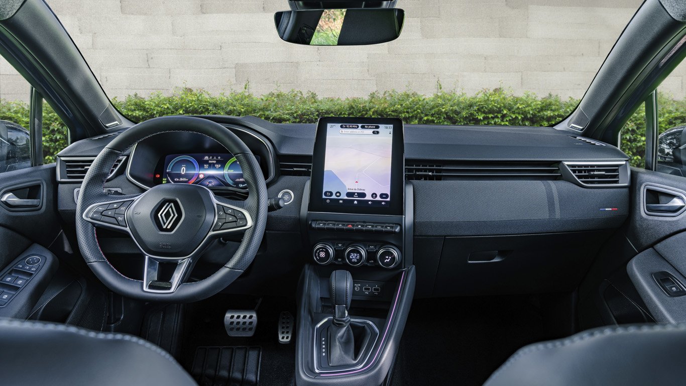 На волана стои новото лого на Renault, а пред водача е новият 10-инчов дигитален дисплей