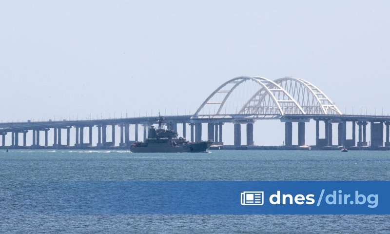 Екипажът от 11 души, на танкера е невредим и е