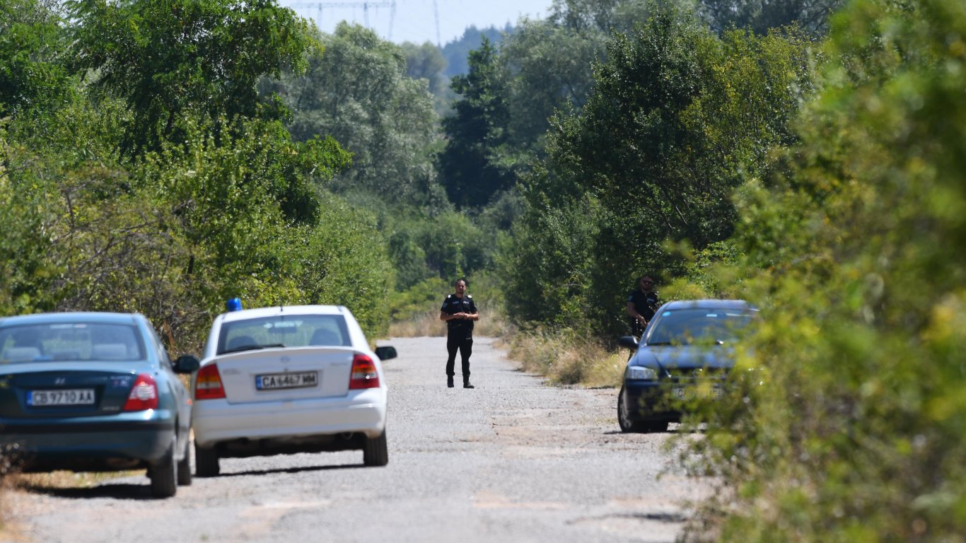 Два трупа на жена и мъж са намерени край село Лозен, има задържан 