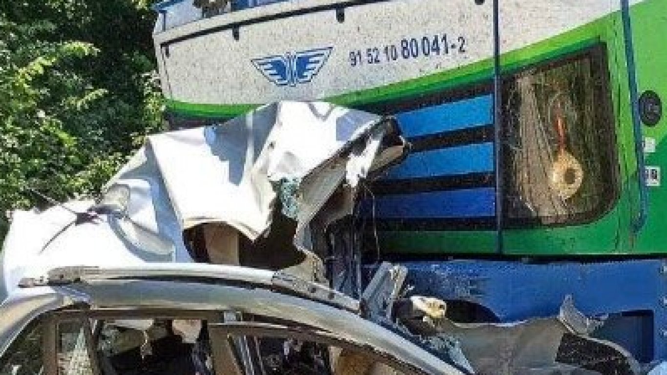 Бързият влак София-Варна блъсна кола край Павликени, загина шофьорката