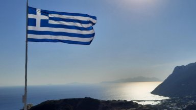 Свидетели съобщили на полицията че българин е свалил гръцкото знаме