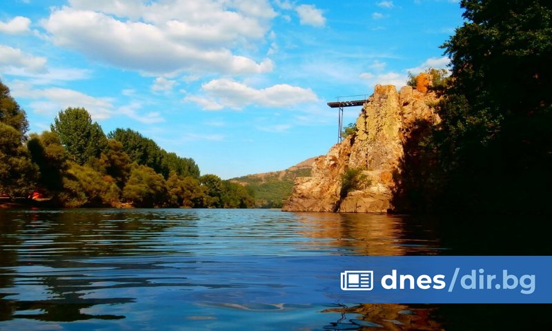 Загиналият е бил на мястото заедно с негови приятели. Вероятно