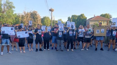 Много от протестиращите носеха плакати с лика на Димитър с