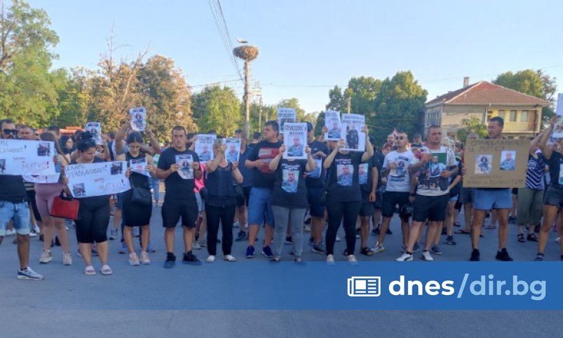 Много от протестиращите носеха плакати с лика на Димитър с