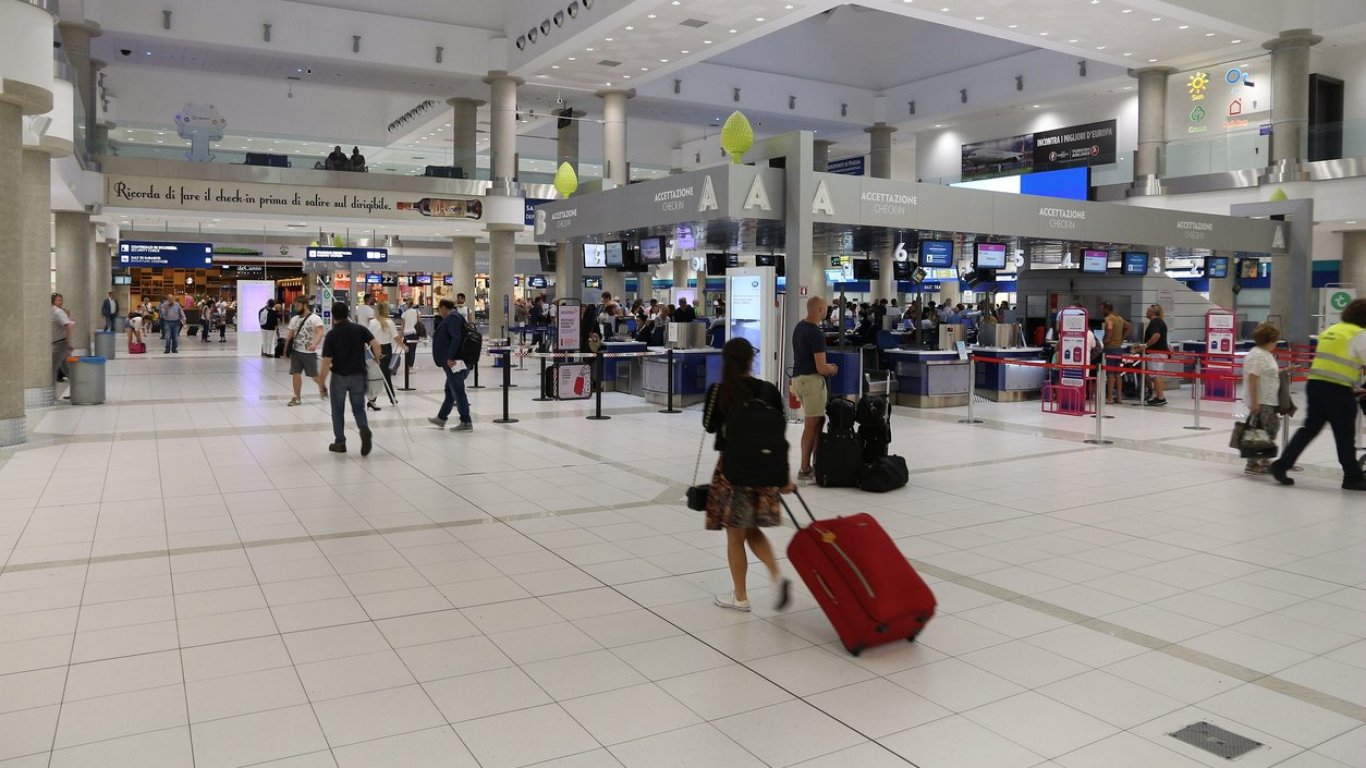 Блокирани на летището: Над 100 българи чакат над 15 часа за полет до София