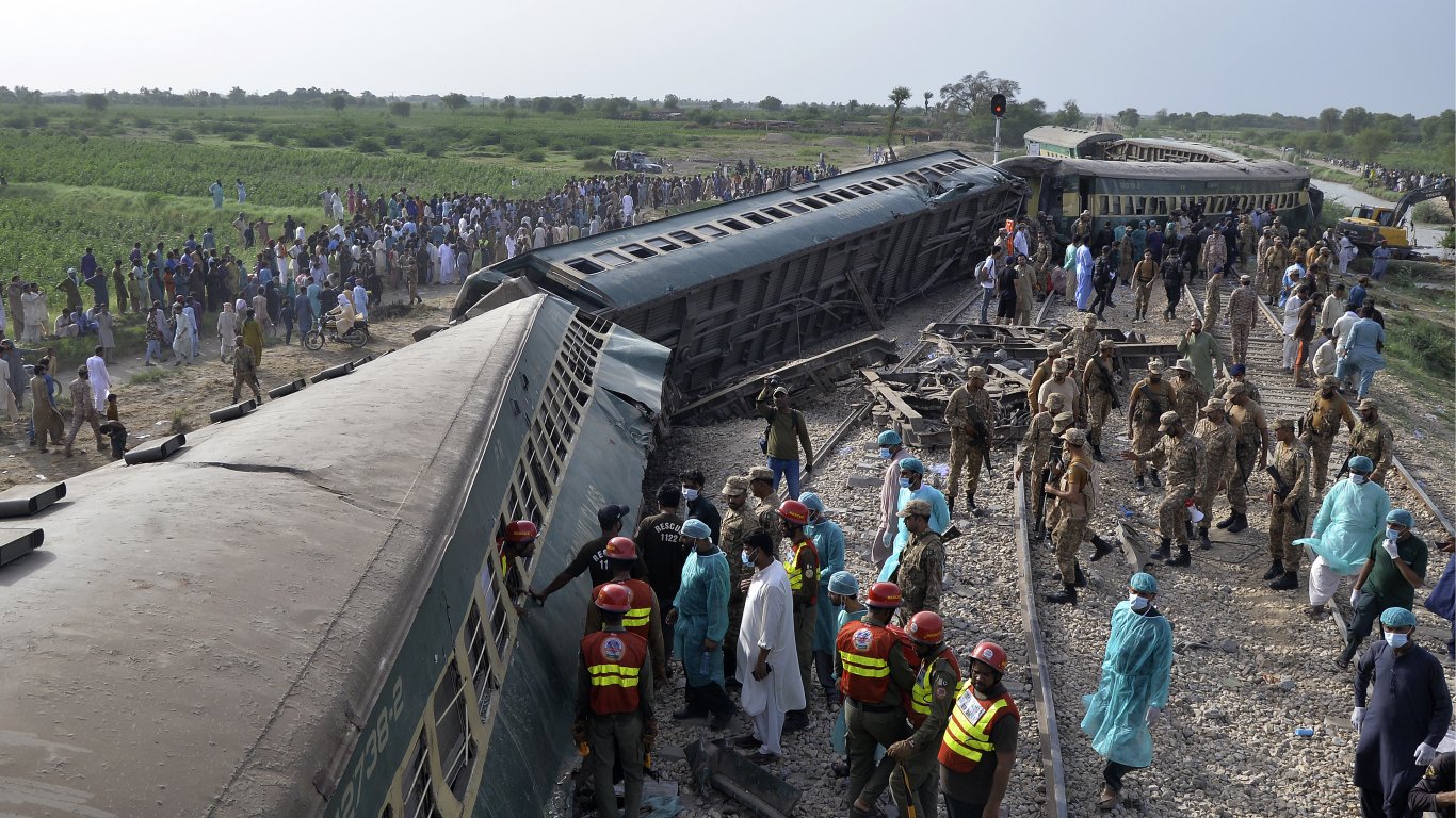 30 загинали и 90 ранени след като влак дерайлира в Пакистан (снимки/видео)