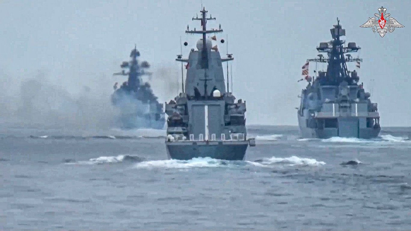 България с позиция срещу руските военни кораби в изключителната ни икономическа зона