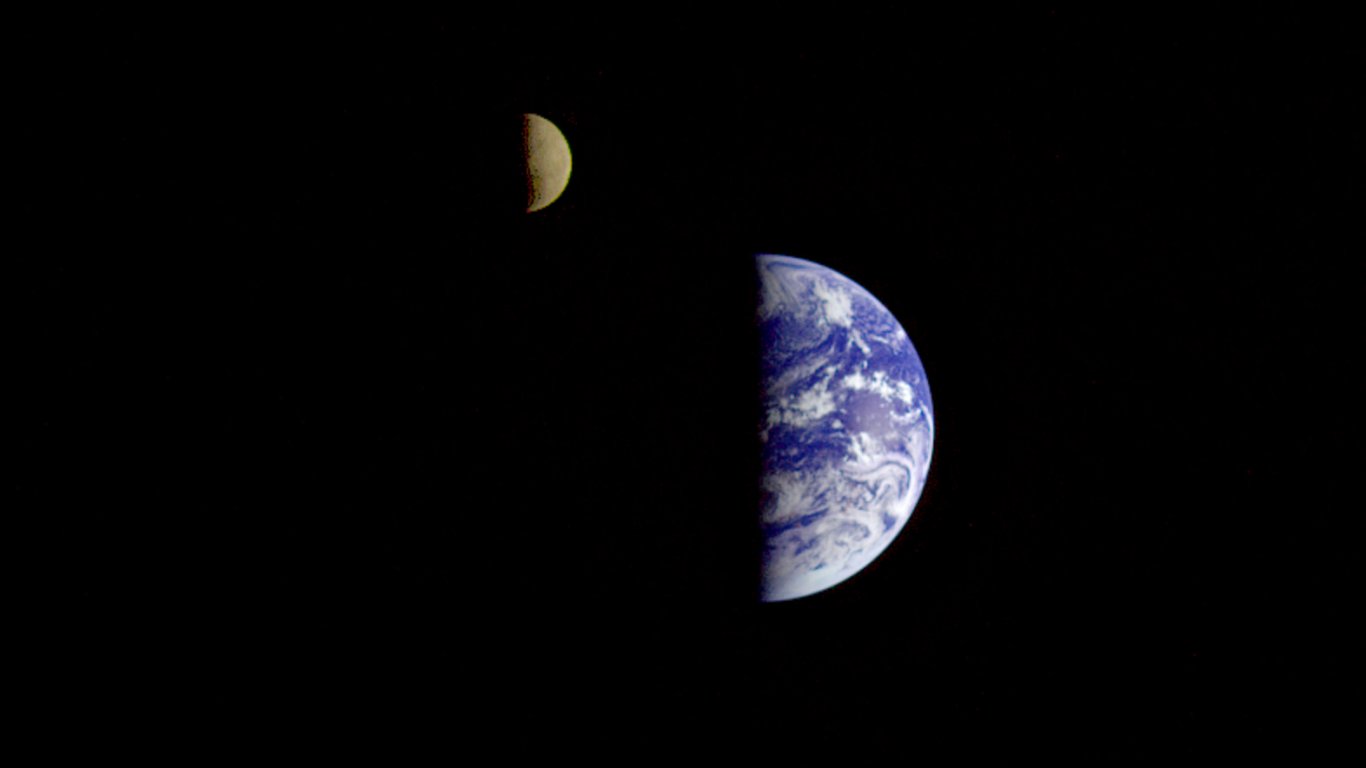 Вижте Земята и Луната от границите на Слънчевата система