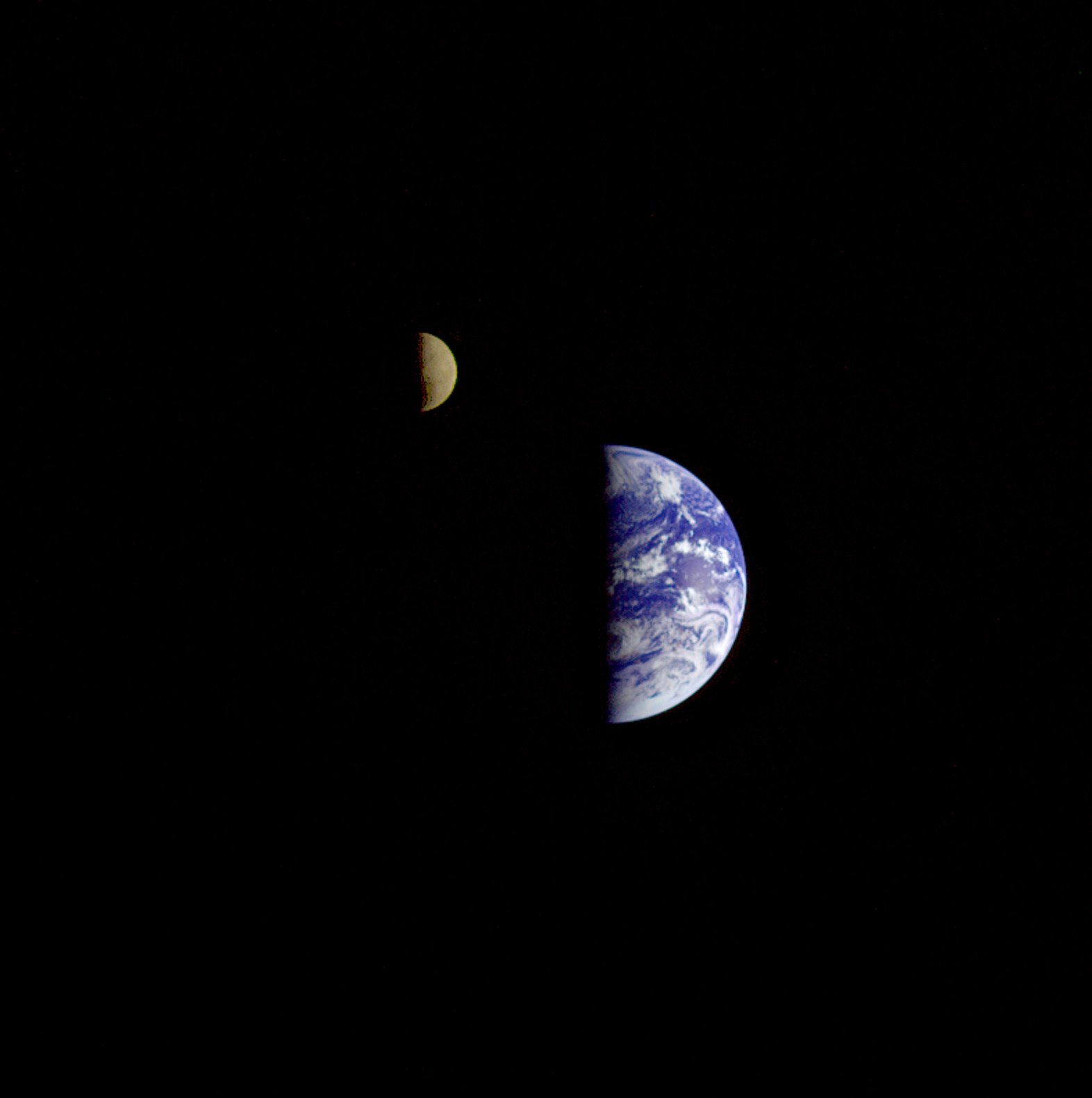 Земята и Луната от 6,2 милиона километра