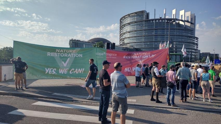 Фермери на протест пред сградата на Европейския парламент в Страсбург, 7 август 2023 г.