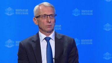 В началото премиерът отказа да оцени работата на кабинета с