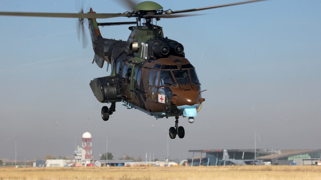 Военен хеликоптер транспортира пострадал в Пирин белгийски турист (снимки)