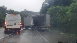 Два тира се удариха на пътя Велико Търново - Русе