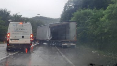Два тира се удариха на пътя Велико Търново - Русе