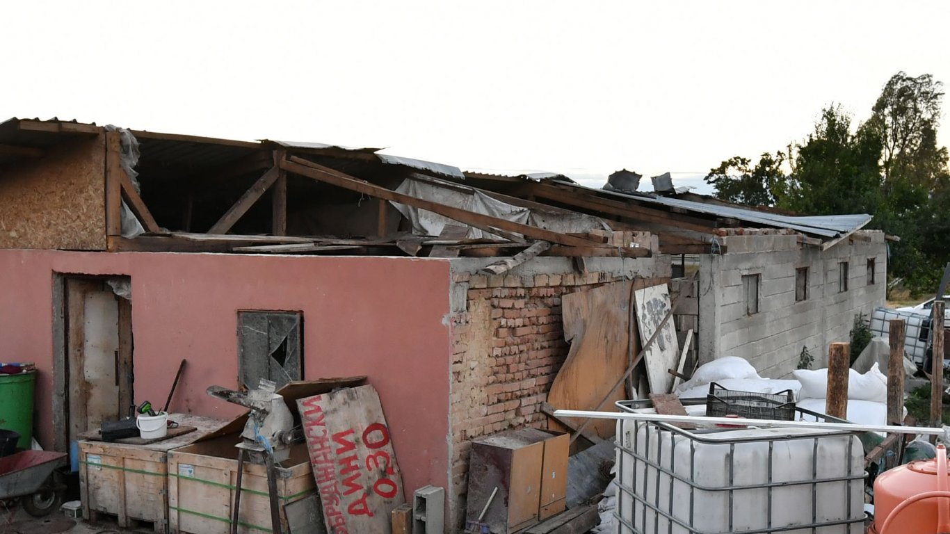 Буря отнесе дървета и покриви в няколко села в Исперих (снимки) 