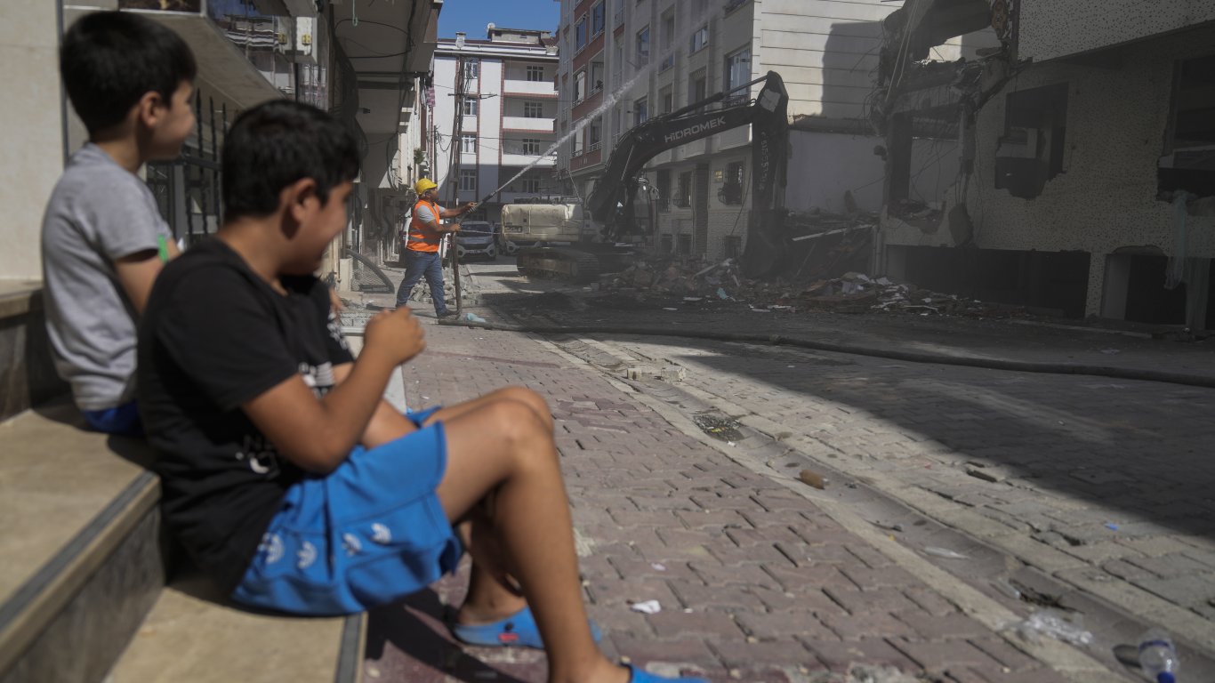 Един турски град в кома под отровния прах от разрушенията