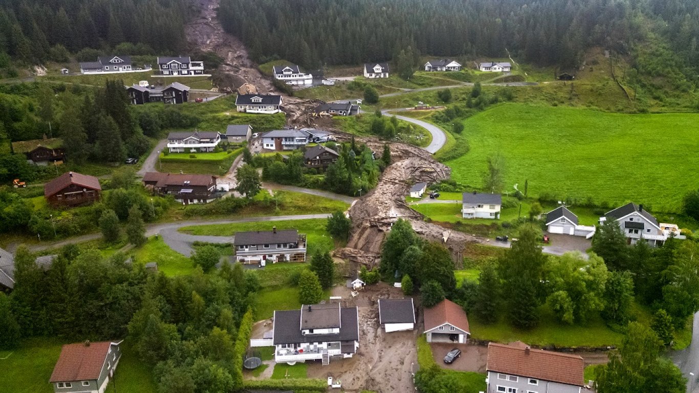 Хиляди без ток, наводнени пътища и свлачища: Бурята "Ханс" бушува в Северна Европа