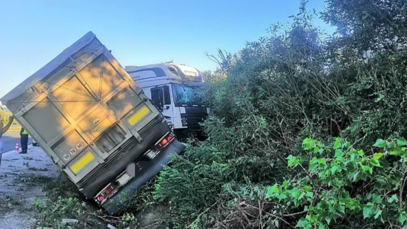 Камион се преобърна на магистрала "Хемус" край Шумен