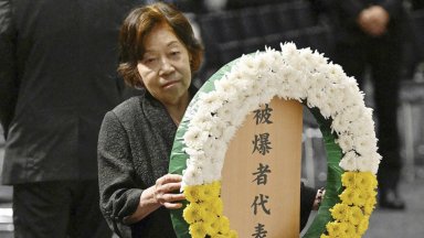 Въпреки предупреждението за тропическата буря немалко японци застанаха в мълчалива