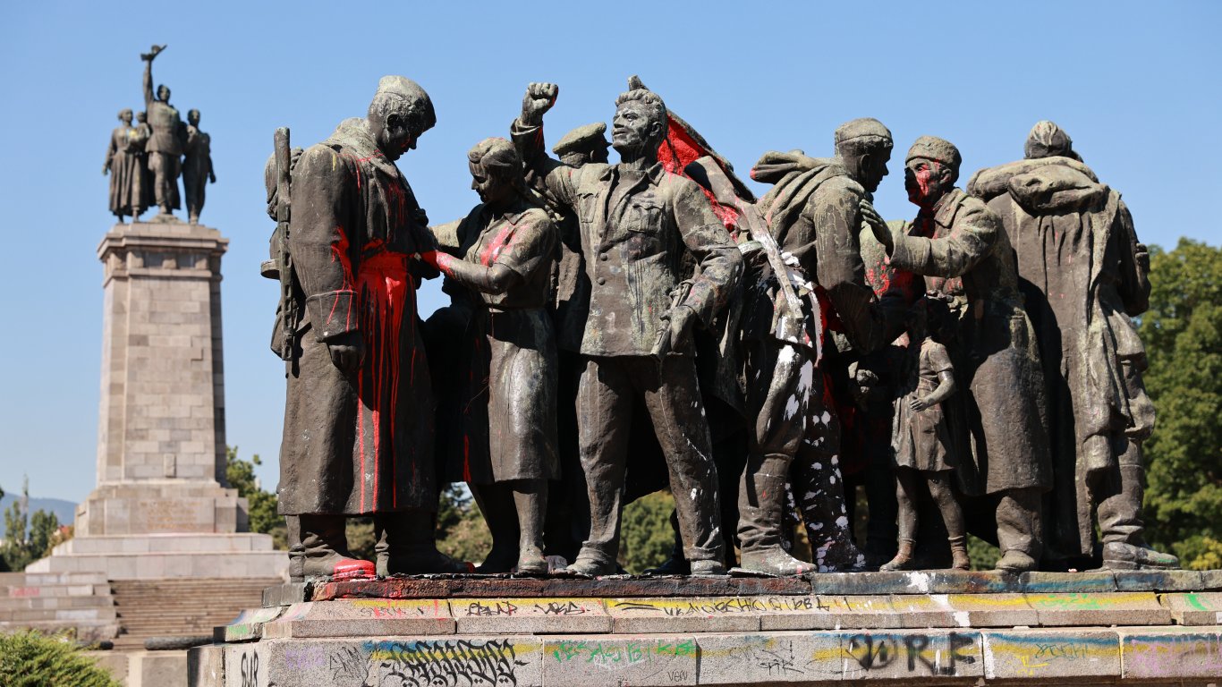 Паметникът на Съветската армия отново е нацапан с червена боя (снимки)