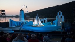 Вечният мюзикъл "Mamma Mia" на езерото Панчарево