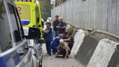 Кинолози с кучета продължават да издирват в руините още затрупани