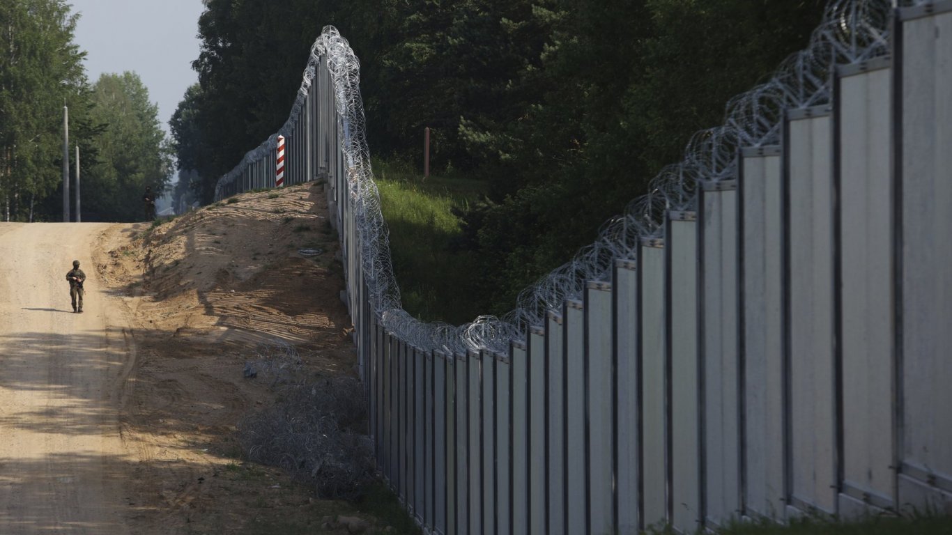 Латвия засили охраната при границата с Беларус след 96 опита за незаконно преминаване