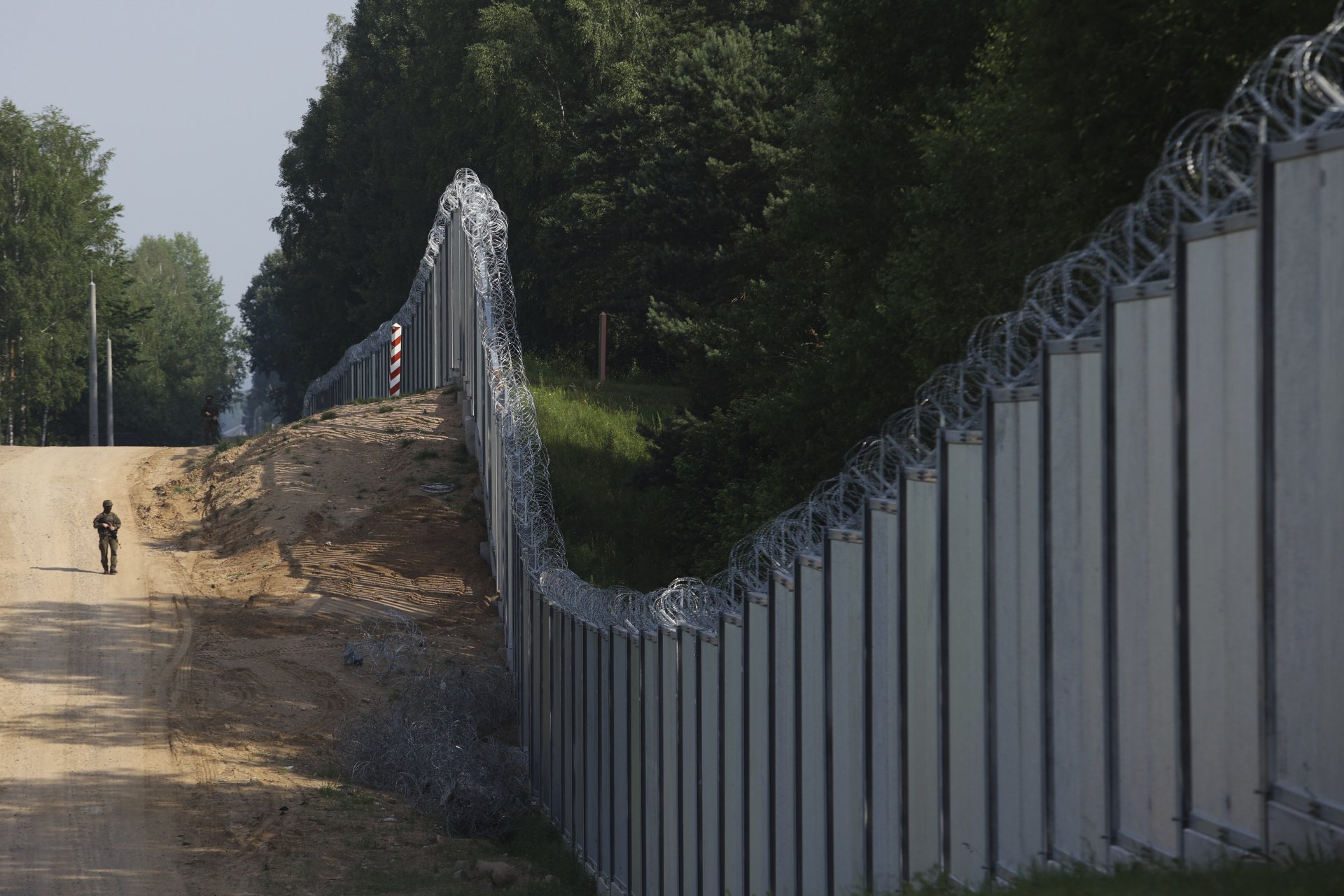 Полша вече укрепва границата си с Беларус