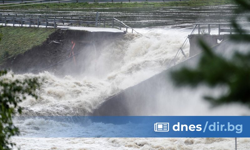 Водата пробива язовирната стена на водноелектрическата централата Браскерайдфос“ на река