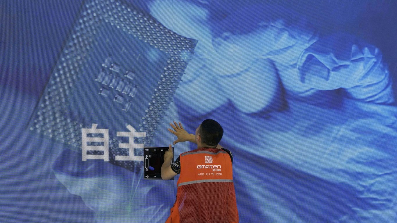 Байдън подписа указ за ограничаване на инвестиции в технологичния отрасъл на Китай
