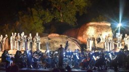 Величествен спектакъл на "Набуко" под звездния купол на Бегликташ