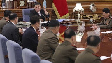 Ким Чен ун призова въоръжените сили да провеждат учения с