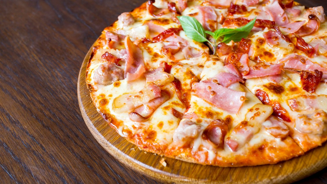 Ще опитате ли? Пица със змийско месо се превръща в кулинарен хит (видео)