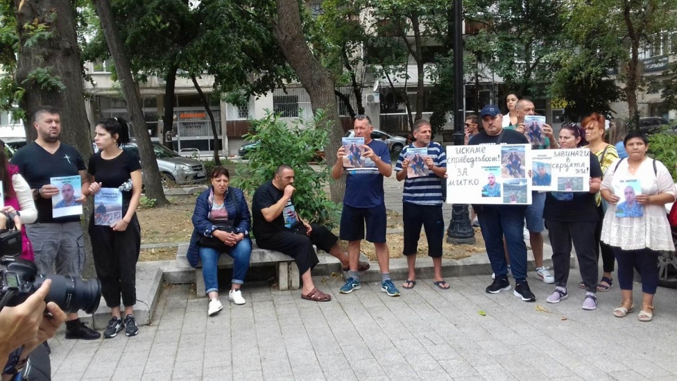 Цалапица пренесе протеста пред съда в Пловдив: "Да изпържат убийците на електрическия стол!"
