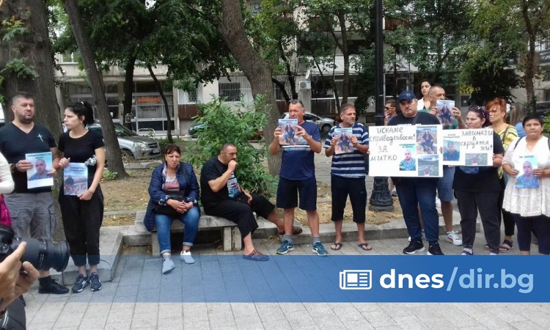 Хората от Цалапица обаче се събраха пред съда под надслов