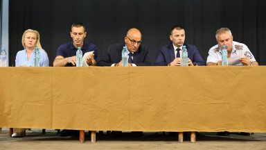 От 5 август полицейското присъствие в населеното място е 24 часово