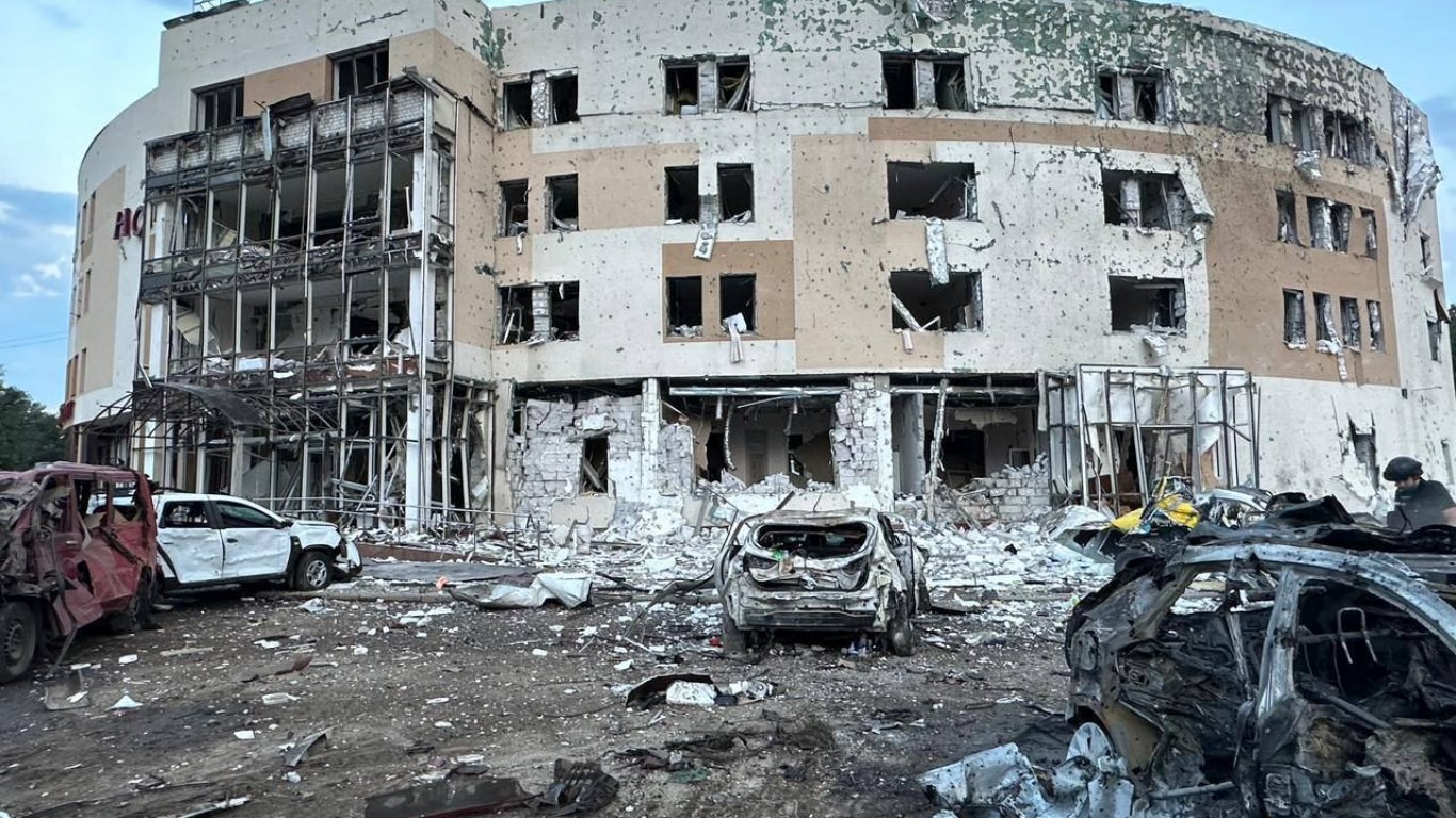 Русия удари с "Искандер" хотел в Запорожие, има жертва и ранени (видео)