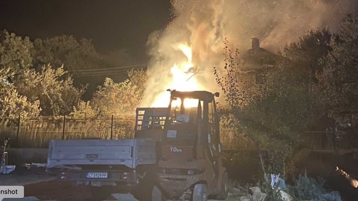 Пожар изпепели къщата на възрастна жена в казанлъшко село (видео)