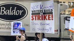 Гилдията на американските сценаристи слага край на стачката си