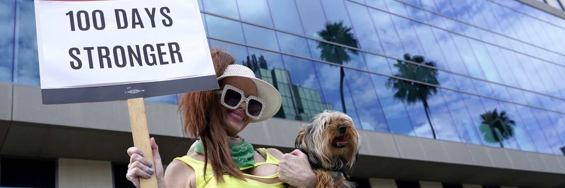 Стачкуващите холивудски сценаристи и студиата ще се върнат на масата за преговори