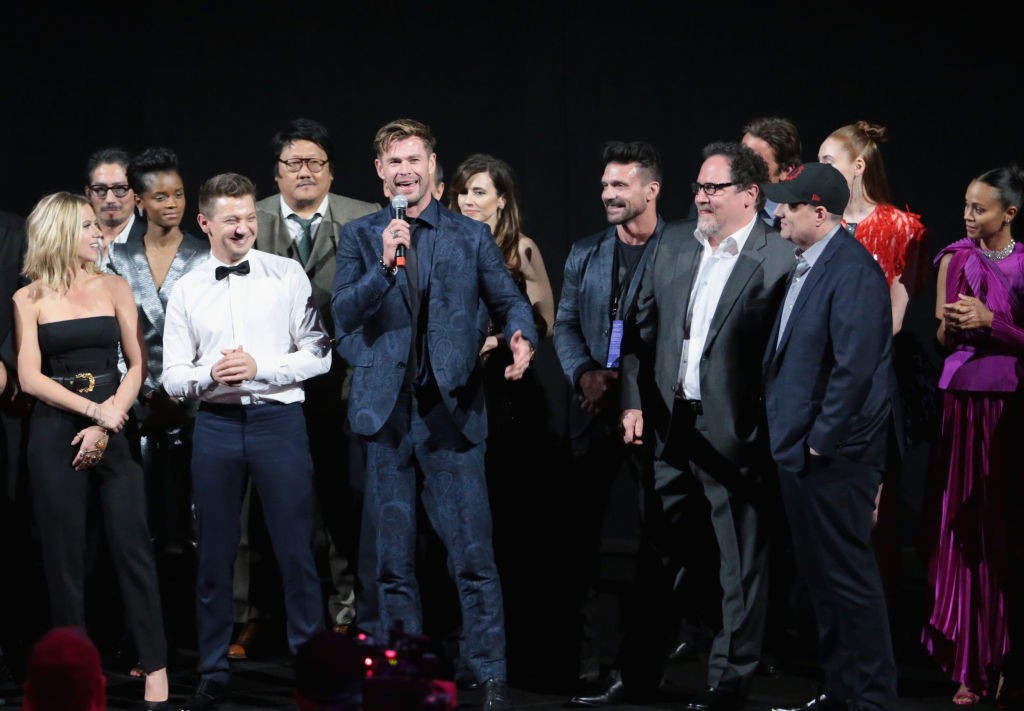 Хемсуърт с част от колегите си от филма „Avengers: Endgame“ на световната премиера в Лос Анджелис