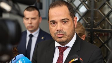 Пръв темата за оставката повдигна Кирил Петков и посочи като