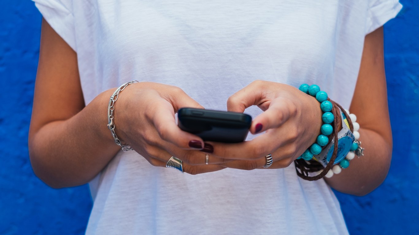 Все по-малко потребители пазят старите си телефони като резервни