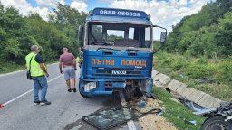 Тройна катастрофа с участието на кола на "Пътна помощ" на пътя Шумен-Силистра (снимки)