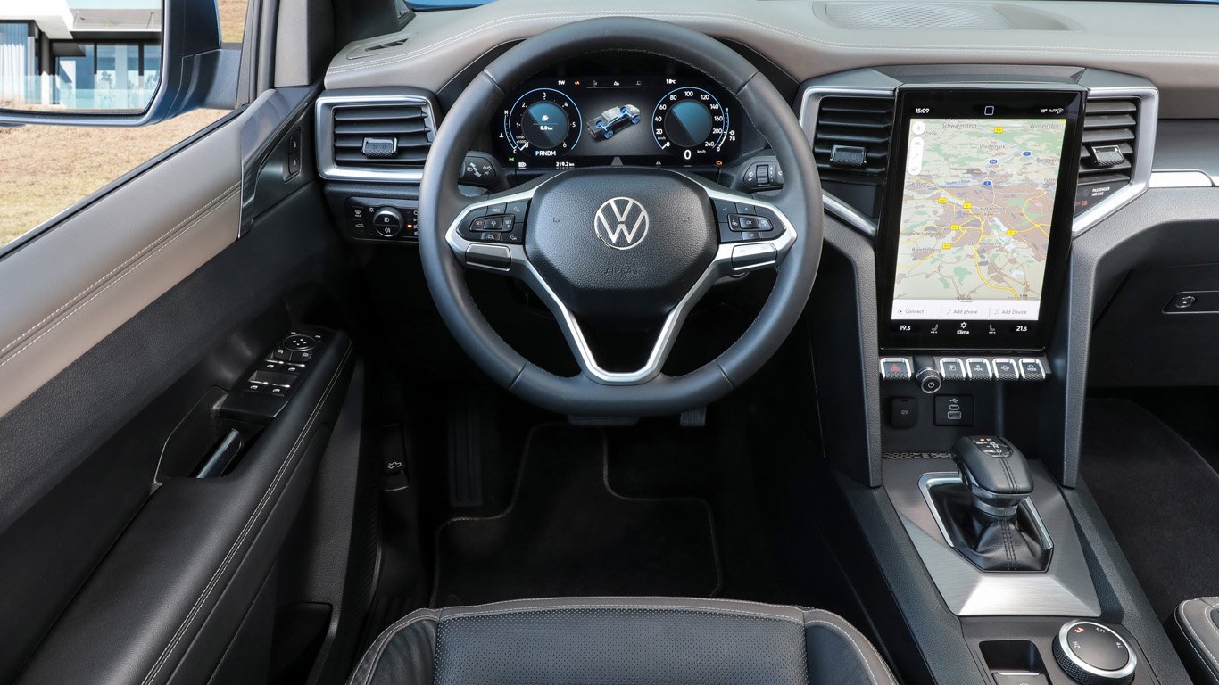 Воланът е типичен за Volkswagen, но 12,3-инчовият вертикален дисплей на мултимедийната система е характерен за Ford.